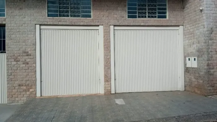 2 PORTÕES COM MOTOR E CONTROLE