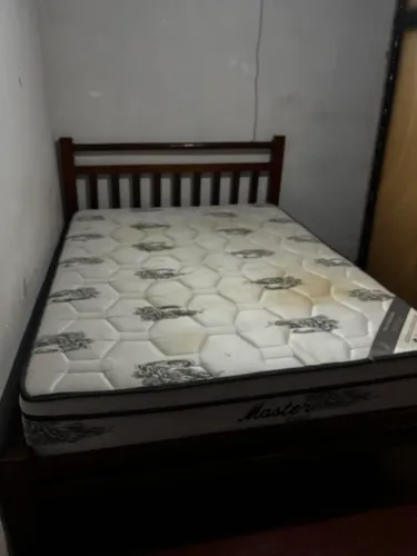 Vendo duas camas de casal , um colchão de casal, duas máquinas de costura