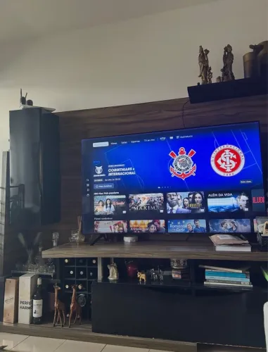 Painel Home Suspenso com Rack e Adega Embutida - Estilo Moderno