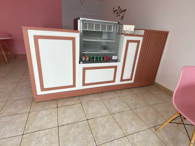 Balcão de comércio com expositor quente