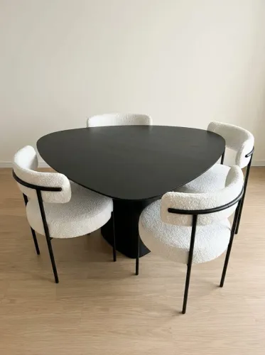 Mesa Orgânica madeira Preta ébano 1,20m + 4 Cadeiras Bouclê (Usado)