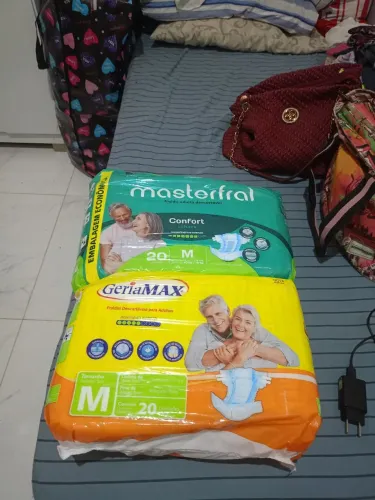 Fraldas descartáveis geriátrica.