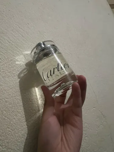 Perfume Cartier amadeirado