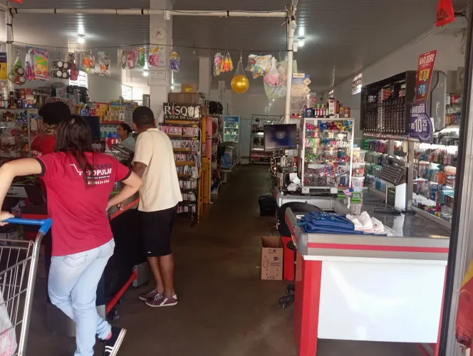 Supermercado completo em pleno funcionamento