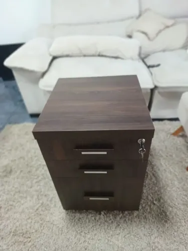 Escrivaninha 3 gavetas com chave ?