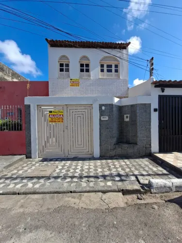 CASA COM CINCO QUARTOS PARA LOCAÇÃO, SITUADA À RUA LEONEL CURVELO - BAIRRO SUÍÇA