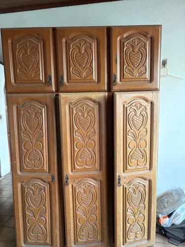 Armário guarda roupas de madeira