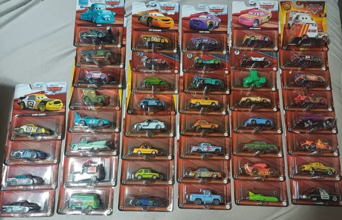 Carrinhos Hot Weels coleção dos filmes Carros 44 carros 