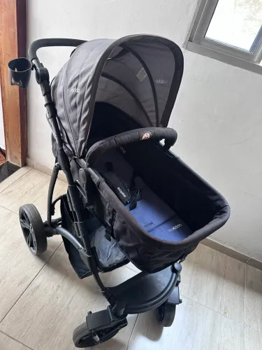 Carrinho de bebê Moisés com bebê conforto