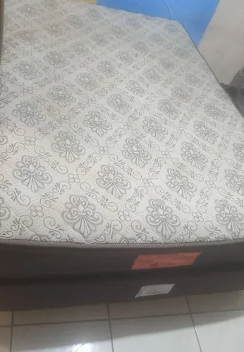 Vendo uma cama de casal seminova.