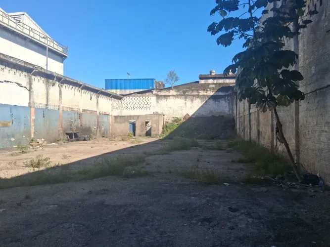 Imóvel para venda possui 1000 metros quadrados em Macuco - Santos - SP