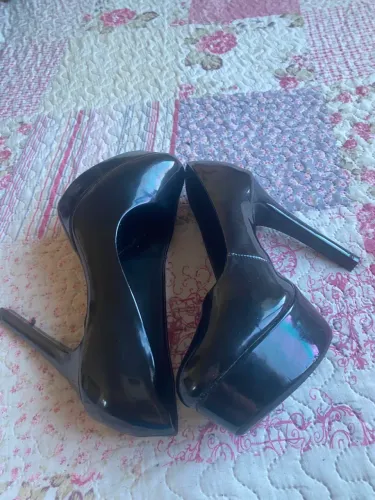 SAPATOS Á VENDAS SEMI NOVO 
