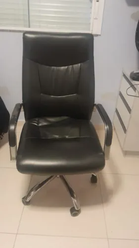 Cadeira de Escritório Presidente Giratória - Preta