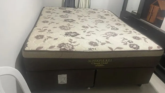 Vendo Cama Box Queen, bom estado de conservação. 