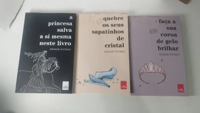 Livros Amanda Lovelace, a princesa salva, faça sua coroa, quebre os seus sapatinhos
