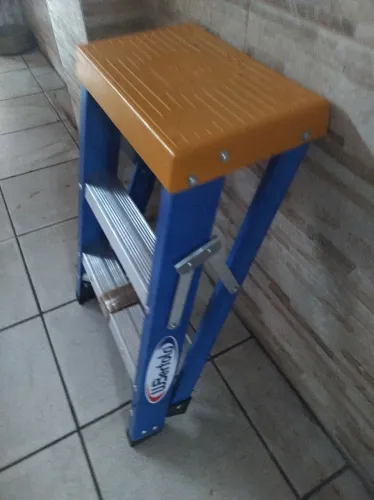 Escada Banqueta de Alumínio/Fibra, 0,60 M  pra Kg 150 trabalho 