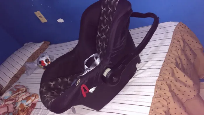 Vendo bebê conforto e almofadas amamentação e ninho de bebê , usado.
