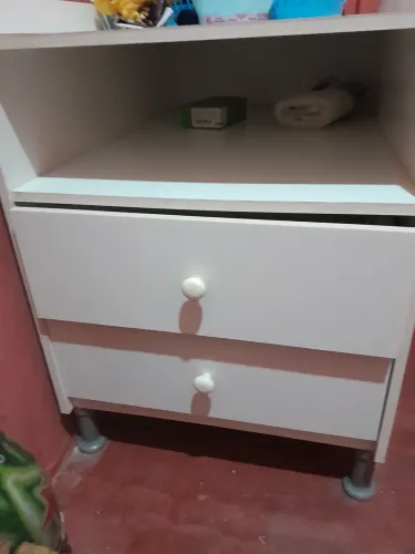 Cômoda com duas gavetas em perfeito estado. 80 .00 reais não faço entrega. 