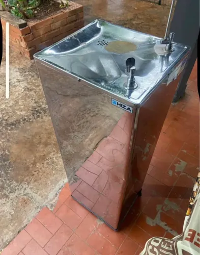 Bebedouro de agua usado