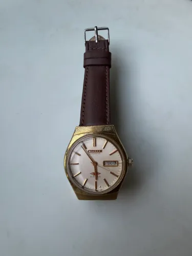 Relogio citizen automatic, 21 jewels, gold com branco, pulseira em couro puro.