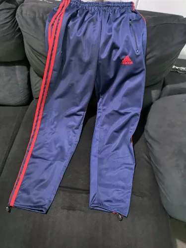 Calça sport azul com vermelho adidas