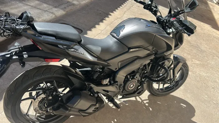 Dominar 400 com 10.000 km às três revisão em dia