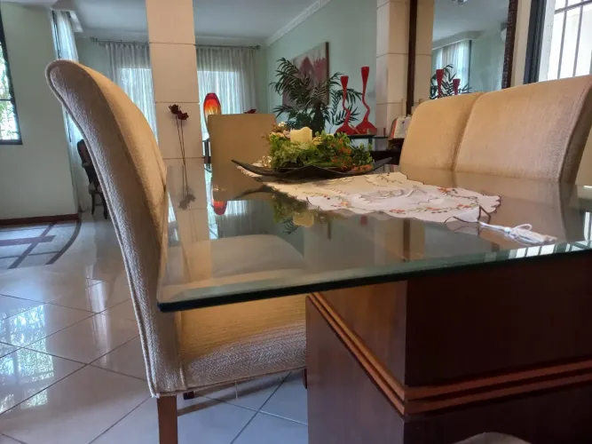 MESA DE JANTAR COM 6 CADEIRAS. RARIDADE