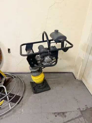 Compactador de solo (sapinho) a percussão de 3,5 HP 