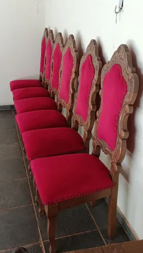 Vendo móvel colonial madeira maciça entalhada para sala de jantar. Mesa, armario, 8 cadeir