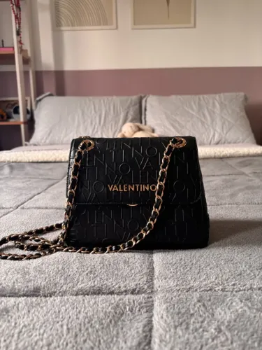 Bolsa Valentino Preta com Corrente Dourada