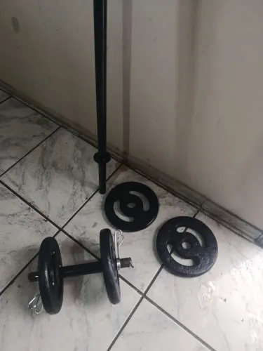 Barra um halteres com presilhas e 4 anilhas de 4 kg