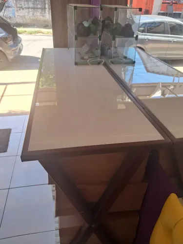 Balcão de madeira com tampa de vidro 