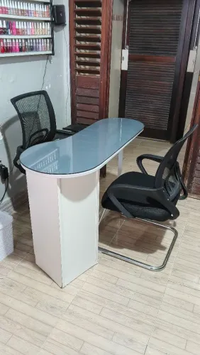 Mesa com cadeira e vidro pra manicure e pedicure