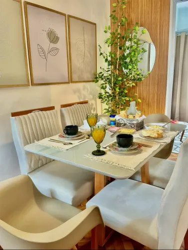 Mesa de jantar com 4 cadeiras