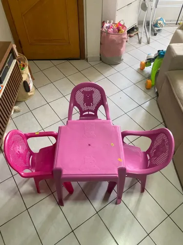 Mesinha de criança rosa com três cadeiras