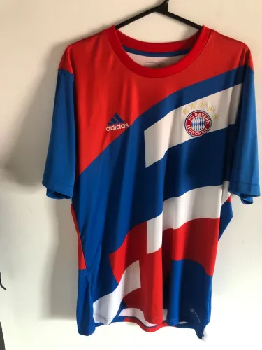 Camisa pré-jogo Bayern de Munique temporada 2022/2023