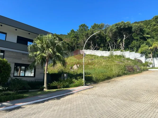 Terreno com 650 m² à venda, em Condomínio Fechado, na Cachoeira do Bom Jesus