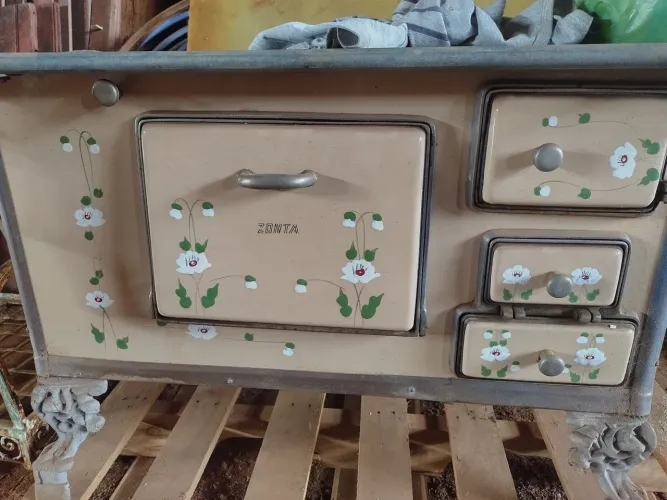 Fogão a lenha Zonta esmaltado com florais 