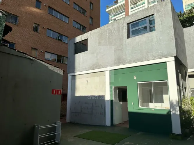 Excelente casa comercial para alugar em Moema, 360m², 3 vagas