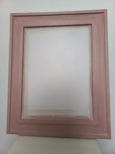 Moldura prá foto em madeira abaulada patinada cor de rosa usada