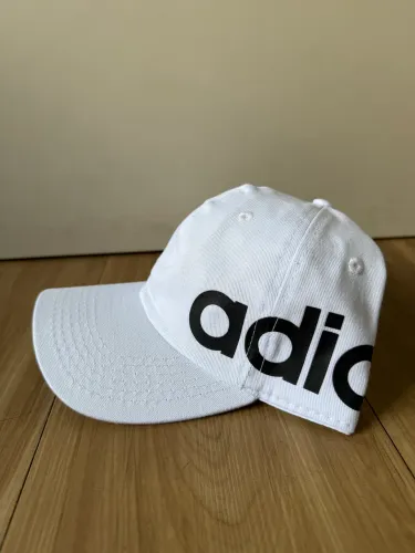 Boné adidas letreiro - Branco 