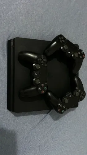 Ps4 slim 1tb com três controles 