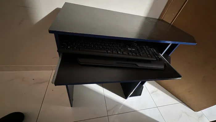 Mesinha de Computador Preta e azul 
