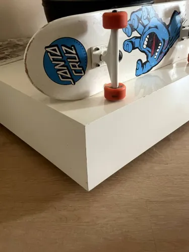 Mesa de Centro decorativo maciça madeira com revestimento acetinado por fora.