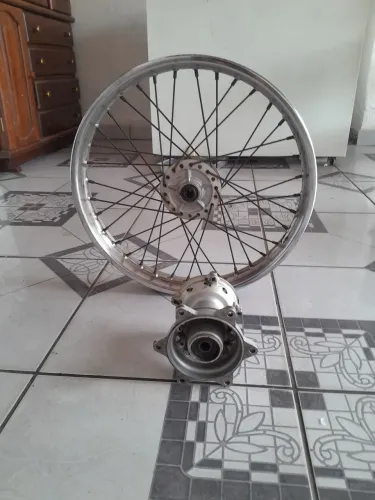 Roda de ferro dianteira freio a disco, mais o cubo traseiro freio a disco