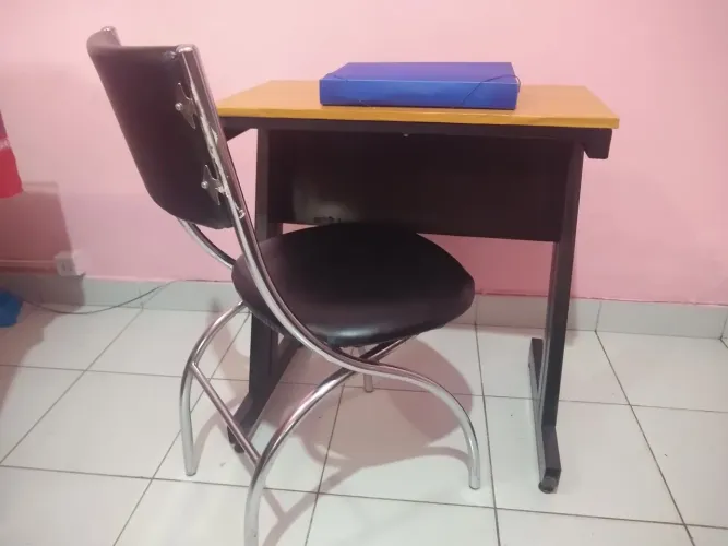 Mesa e cadeira.