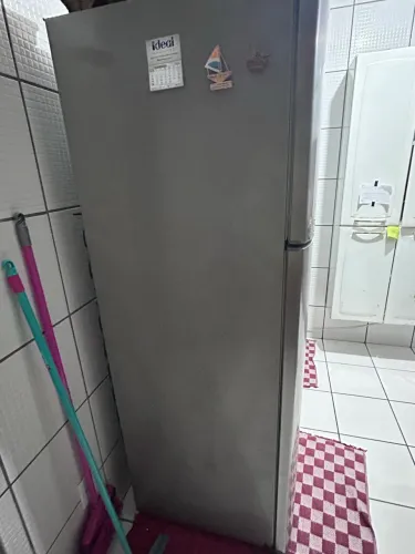 Vendo geladeira Leia descrição 