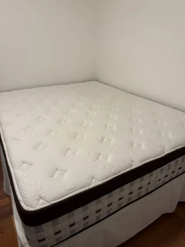 Colchão Queen com pouco tempo de uso.