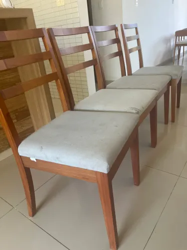 4 cadeiras em madeira maciça e estofado em linho cinza