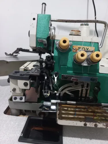 Máquina Overlock Industrial FOX Funcionando Perfeitamente